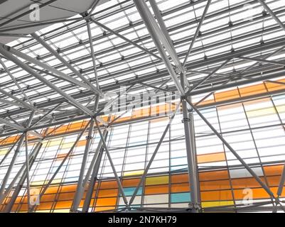 Beleuchtung und Lüftungsanlage in langer Linie an der Decke des Industriegebäudes. Ausstellungshalle. Deckenfabrikbau Stockfoto