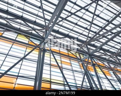 Beleuchtung und Lüftungsanlage in langer Linie an der Decke des Industriegebäudes. Ausstellungshalle. Deckenfabrikbau Stockfoto