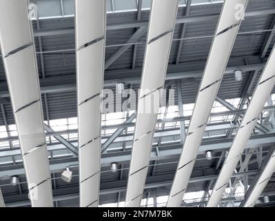 Beleuchtung und Lüftungsanlage in langer Linie an der Decke des Industriegebäudes. Ausstellungshalle. Deckenfabrikbau Stockfoto