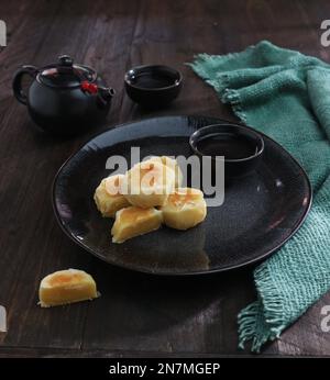 Bakpiekuchen und eine Tasse Tee auf einem Tablett Stockfoto