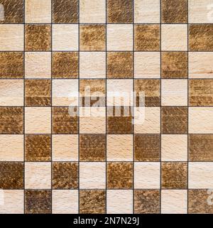 Leeres Schachbrettmuster aus Holz. Draufsicht. Brett aus Holz zum Schachspielen. Schachbrett Texturhintergrund. Stockfoto