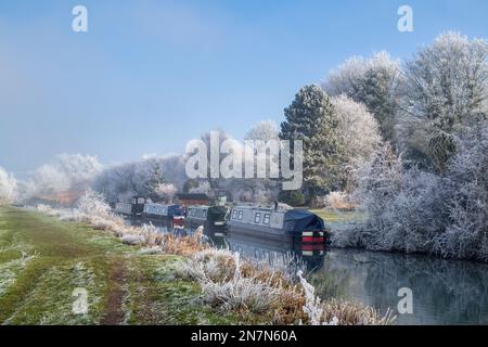 Morgenfrost auf dem Oxford Kanal in der landschaft von oxfordshire. Somerton, Oxfordshire, England Stockfoto