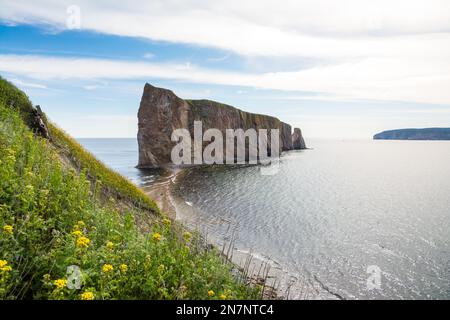 Blick auf den Percé Rock, eine riesige steile Felsformation im Golf von St. Lawrence an der Spitze der Gaspé-Halbinsel in Québec, Kanada, vor der Percé Bay. Stockfoto