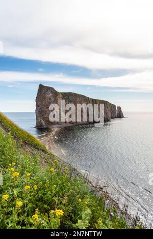 Blick auf den Percé Rock, eine riesige steile Felsformation im Golf von St. Lawrence an der Spitze der Gaspé-Halbinsel in Québec, Kanada, vor der Percé Bay. Stockfoto