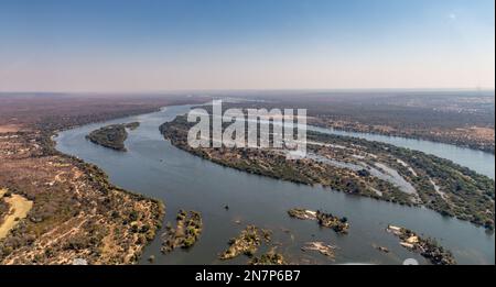 Weitwinkelaufnahme des oberen Sambesi-Flusses, kurz vor dem Abstürzen der Victoria Falls. Stockfoto