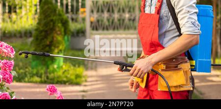 Garten Bewässerungssysteme. Garten-Techniker testen Bewässerungsanlage Sprinkler im Wohn Garten. Stockfoto