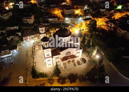 Der Dom des Heiligen Demetrius in Berat, Albanien, bei Nacht aus der Vogelperspektive Stockfoto