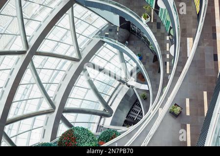 Futuristisches Interieur im Glaskuppel der nur-Alem-Kugel im Ausstellungsbereich der EXPO 2017. Ebener Boden, Stahlglaswand, Bauarbeiten. Astana (N Stockfoto