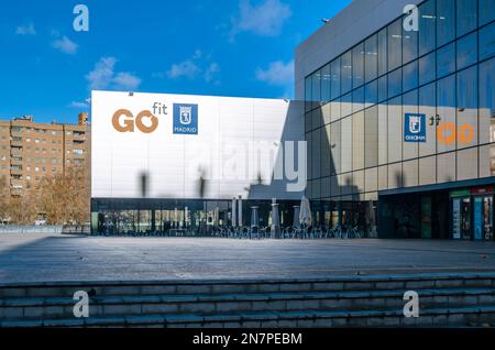 MADRID, SPANIEN - 27. DEZEMBER 2021: Fassade eines Go Fit-Fitnessstudios in Madrid, Spanien Stockfoto