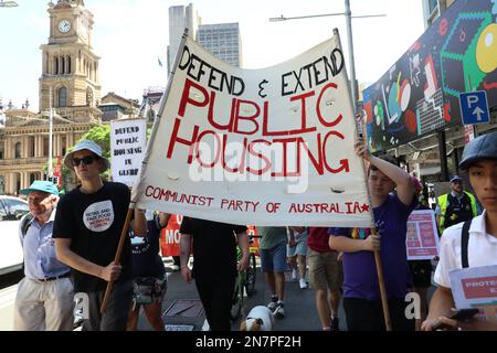 Sydney, Australien. 11. Februar 2023 Demonstranten, die sich für den Schutz und die Erweiterung des öffentlichen Wohnungsbaus aussprachen, trafen eine Kundgebung und marschierten, um „… keine Obdachlosigkeit mehr zu fordern, keine Räumungen mehr, keine Abrisse mehr und keine preisverhöhnten Vermieter mehr!“ Die Kundgebung begann vor dem Rathaus von Sydney und nach etwa einer Stunde Reden marschierten die Demonstranten zum Hyde Park. Kredit: Richard Milnes/Alamy Live News Stockfoto