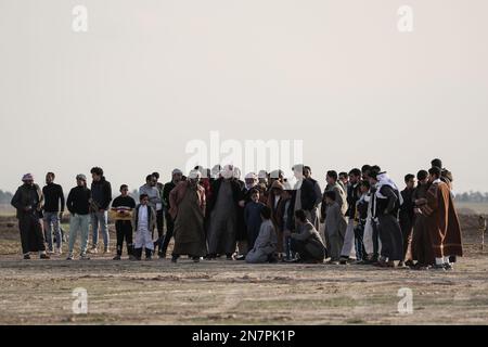 Borg El Arab, Ägypten. 10. Februar 2023. Raptor-Fans besuchen das Horus-Rennen für Greifvögel, das vom Egypt Falconers Club in der Wüste von Borg al-Arab bei Alexandria organisiert wird. Das Rennen ist nach dem alten ägyptischen falkenköpfigen gott „Horus“ benannt und bringt Falkner aus ganz Ägypten, um die Fähigkeiten ihres Raptors in der Jagd und Fluggeschwindigkeit zu zeigen. Kredit: Gehad Hamdy/dpa/Alamy Live News Stockfoto