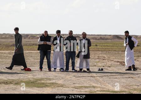 Borg El Arab, Ägypten. 10. Februar 2023. Die Teilnehmer beten beim Horus-Rennen um Greifvögel, das vom Egypt Falconers Club in der Wüste von Borg al-Arab bei Alexandria organisiert wird. Das Rennen ist nach dem alten ägyptischen falkenköpfigen gott „Horus“ benannt und bringt Falkner aus ganz Ägypten, um die Fähigkeiten ihres Raptors in der Jagd und Fluggeschwindigkeit zu zeigen. Kredit: Gehad Hamdy/dpa/Alamy Live News Stockfoto