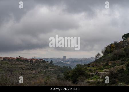 Sturmwolken sammeln sich über Jerusalem, Israel, aus der Sicht der Judäer Berge an einem Wintermorgen. Stockfoto