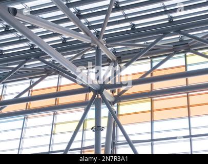 Beleuchtung und Lüftungsanlage in langer Linie an der Decke des Industriegebäudes. Ausstellungshalle. Deckenfabrikbau Stockfoto