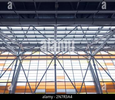 Beleuchtung und Lüftungsanlage in langer Linie an der Decke des Industriegebäudes. Ausstellungshalle. Deckenfabrikbau Stockfoto