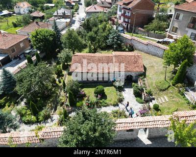 Eine Luftaufnahme von alten Wohnhäusern und grünen Bäumen in Bansko, Bulgarien Stockfoto