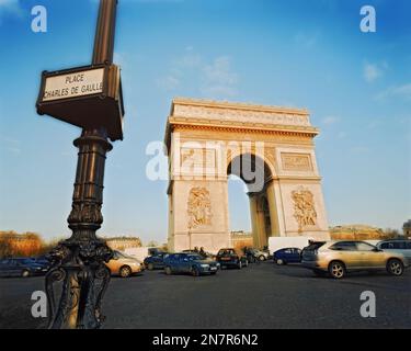 Verkehr um den Triumphbogen, auf den Champs Elysées, Paris, Frankreich Stockfoto