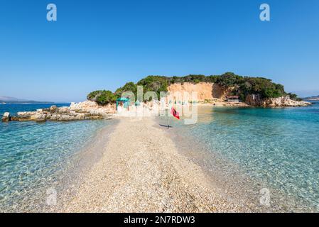 Atemberaubender albanischer Strand zwischen den Twin-Inseln Ksamil (Isole Gemelle di Ksamil) Stockfoto