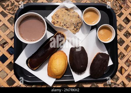 Tasse Kaffee mit verschiedenen Desserts von oben Stockfoto