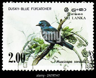 MOSKAU, RUSSLAND - 4. FEBRUAR 2023: Auf dem in Sri Lanka gedruckten Poststempel ist der dunkelblaue Flycatcher (Muscicapa sordida) aus der Vogelserie 1983, ca. 1983, zu sehen Stockfoto