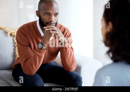 Psychische Gesundheit, Depression und schwarzer Mann mit einem Therapeuten für Trauer, Depression oder Angstberatung. Psychologie, traurige und professionelle Psychologin Stockfoto