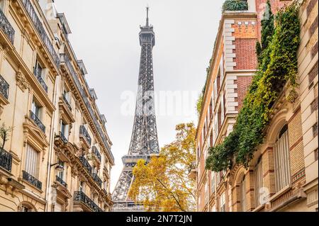 Der Eiffelturm von der Rue de l'Université aus gesehen, Rive Gauch, Paris, Frankreich Stockfoto