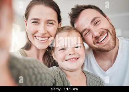 Die Welt, geheiratet entdeckt, liebt dich nicht so wie deine Familie. Porträt einer glücklichen Familie, die zu Hause zusammen entspannen. Stockfoto