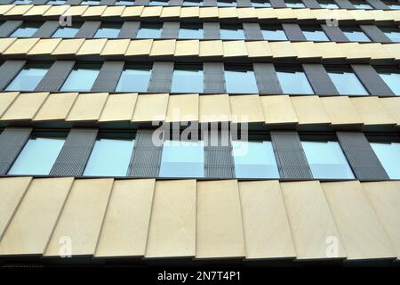 Wand eines modernen Geschäftsgebäudes mit Aluminium-Metall-Verbundplatten. Das futuristische Gebäude. Stockfoto