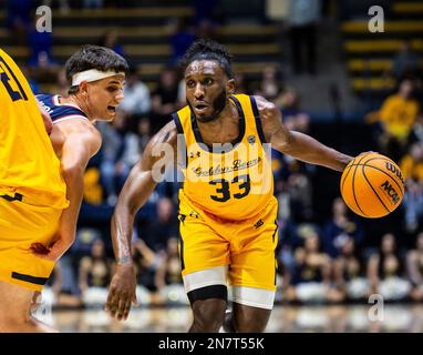 Haas Pavilion Berkeley Calif, USA. 09. Februar 2023. CA U.S.A. California Guard DeJuan Clayton (33) geht beim NCAA Männer Basketballspiel zwischen Arizona Wildcats und den California Golden Bears auf den Basketball. Arizona schlägt Kalifornien 85-62 im Haas Pavilion Berkeley Calif Thurman James/CSM/Alamy Live News Stockfoto