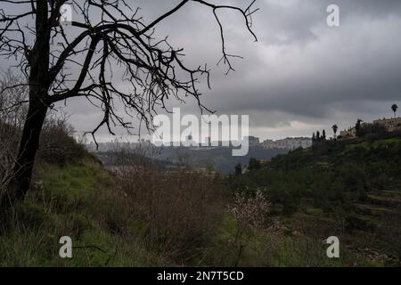 Sturmwolken sammeln sich über Jerusalem, Israel, aus der Sicht der Judäer Berge an einem Wintermorgen. Stockfoto