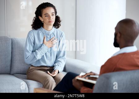 Gespräch, traurig und Frau mit einem Psychologen für Therapie, Trauma und psychische Gesundheit Unterstützung. Sprechstunde, Psychologie und Patient, der mit einem Schwarzen spricht Stockfoto