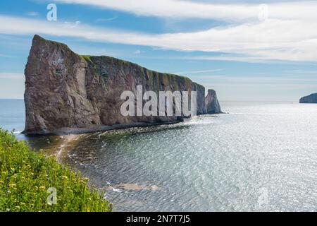 Blick auf den Percé Rock, eine riesige steile Felsformation im Golf von St. Lawrence an der Spitze der Gaspé-Halbinsel in Québec, Kanada, vor der Percé Bay. Stockfoto