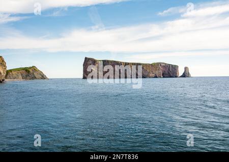 Blick auf den Percé Rock, eine riesige steile Felsformation im Golf von St. Lawrence an der Spitze der Gaspé-Halbinsel in Québec, Kanada, vor der Percé Bay. Stockfoto