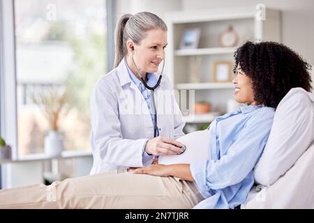 Der Körper kann das Gleichgewicht wiederherstellen. Eine Frau, die sich in der Arztpraxis untersuchen lässt. Stockfoto