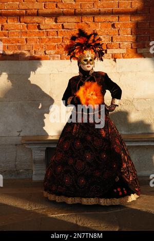 Venedig, Italien. 11. Februar 2023 Reveller tragen traditionelle Karnevalskostüme und -Masken, zusammen mit Touristen strömen nach Venedig, um den Karneval in Venedig zu besuchen. Kredit: Carolyn Jenkins/Alamy Live News Stockfoto