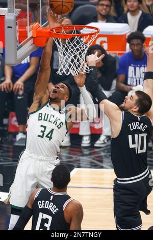 Los Angeles, USA. 10. Februar 2023. Milwaukee Bucks Forward Giannis Antetokounmpo (L) im Los Angeles Clippers Center Ivica Zubac (R) während eines NBA-Basketballspiels in Los Angeles gesehen. Kredit: SOPA Images Limited/Alamy Live News Stockfoto