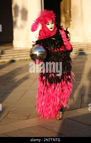 Venedig, Italien. 11. Februar 2023 Reveller tragen traditionelle Karnevalskostüme und -Masken, zusammen mit Touristen strömen nach Venedig, um den Karneval in Venedig zu besuchen. Kredit: Carolyn Jenkins/Alamy Live News Stockfoto