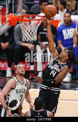 Los Angeles, USA. 10. Februar 2023. Die Los Angeles Clippers schützen Terance Mann (R) während eines NBA-Basketballspiels in Los Angeles gegen Milwaukee Bucks. Kredit: SOPA Images Limited/Alamy Live News Stockfoto