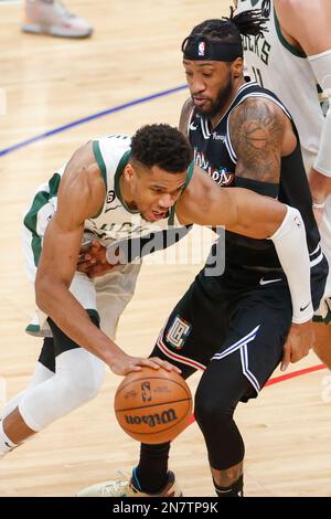 Los Angeles, USA. 10. Februar 2023. Milwaukee Bucks Forward Giannis Antetokounmpo (L) im Kampf gegen den Los Angeles Clippers Forward Robert Covington (R) während eines NBA-Basketballspiels in Los Angeles. Kredit: SOPA Images Limited/Alamy Live News Stockfoto