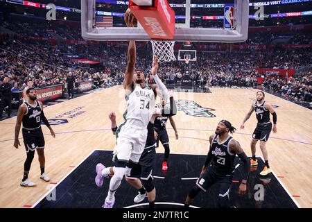 Los Angeles, USA. 10. Februar 2023. Milwaukee Bucks Forward Giannis Antetokounmpo (C) in Aktion während eines NBA-Basketballspiels gegen die Los Angeles Clippers in Los Angeles. Kredit: SOPA Images Limited/Alamy Live News Stockfoto