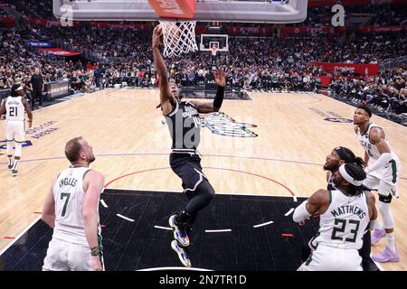 Los Angeles, USA. 10. Februar 2023. Die Los Angeles Clippers schützen Terance Mann (C) während eines NBA-Basketballspiels in Los Angeles. Kredit: SOPA Images Limited/Alamy Live News Stockfoto