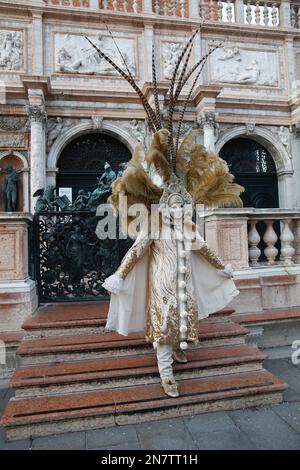 Venedig, Italien. 11. Februar 2023 Reveller tragen traditionelle Karnevalskostüme und -Masken, zusammen mit Touristen strömen nach Venedig, um den Karneval in Venedig zu besuchen. Kredit: Carolyn Jenkins/Alamy Live News Stockfoto