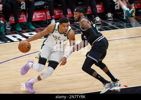 Los Angeles, Usa. 10. Februar 2023. Milwaukee Bucks Forward Giannis Antetokounmpo (L) im Kampf gegen den Los Angeles Clippers Forward Robert Covington (R) während eines NBA-Basketballspiels in Los Angeles. (Foto: Ringo Chiu/SOPA Images/Sipa USA) Guthaben: SIPA USA/Alamy Live News Stockfoto