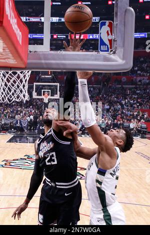 Los Angeles, Usa. 10. Februar 2023. Los Angeles Clippers Forward Robert Covington (L) in Aktion gegen Milwaukee Bucks Forward Giannis Antetokounmpo (R) während eines NBA-Basketballspiels in Los Angeles. (Foto: Ringo Chiu/SOPA Images/Sipa USA) Guthaben: SIPA USA/Alamy Live News Stockfoto