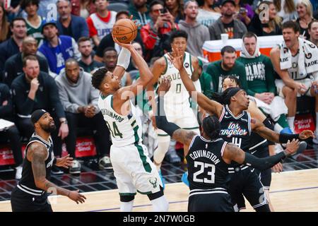 Los Angeles, Usa. 10. Februar 2023. Milwaukee Bucks Forward Giannis Antetokounmpo (2. l) im Kampf gegen die Los Angeles Clippers während eines NBA-Basketballspiels in Los Angeles. (Foto: Ringo Chiu/SOPA Images/Sipa USA) Guthaben: SIPA USA/Alamy Live News Stockfoto