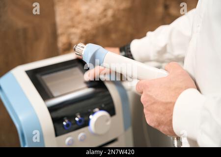 Behandlungsset für erektile Dysfunktion mit moderner Technologie im Gesundheitszentrum Stockfoto