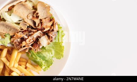 Döner Kebab mit pommes frites auf weißem Hintergrund und Platz für Text Stockfoto