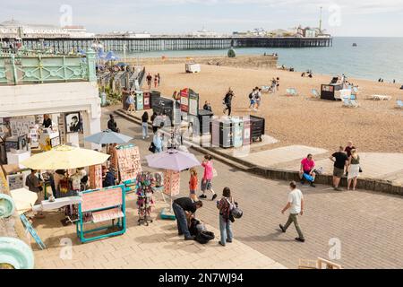 Brighton, vereinigtes Königreich, 23, August 2022 Brighton Beach Seafront Walk and Promenade, East Sussex, Großbritannien, Touristen, die vor kurzem eine hitzewelle in großbritannien genießen Stockfoto