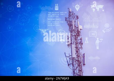 Overlay für 5G-Datenübertragungs-Tower mit Darstellung der Business Data Technology-Anwendung als Hintergrund Stockfoto