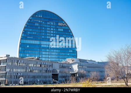 Madrid, Spanien, 4. Februar 2023: Wolkenkratzergebäude des Firmensitzes der multinationalen Bank BBVA in Madrid. Stockfoto